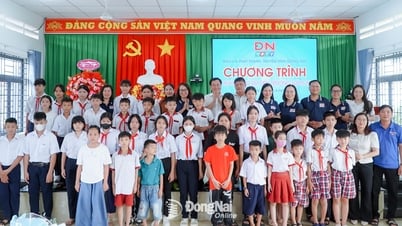 ĐNNRTV tặng học bổng, xe đạp cho học sinh 2 xã Phú Vinh, Phú Hòa