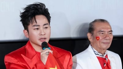 Nguyễn Văn Chung khen Tùng Dương hát "Viết tiếp câu chuyện hòa bình"