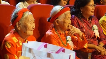 ヴー・ランは祖国の永遠の存在のために亡くなった人々を尊敬しています。