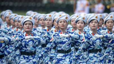 9月2日の建国記念日を祝うため1万6000人の兵士がパレード。人民の腕の中に幸福