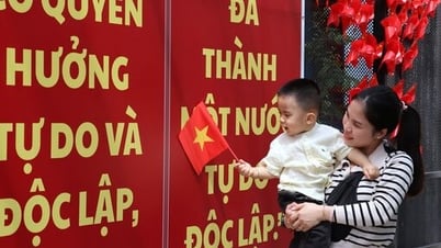 9月2日の建国記念日を祝うために飾られたカフェに興奮してチェックインする若者たち