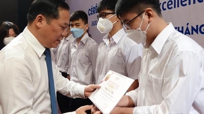 35 billion VND Vallet scholarships for excellent students