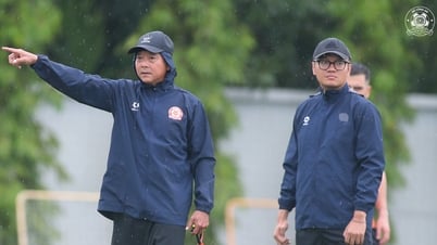 Le club CA TP.HCM recrute une ancienne jeune star du Barça, s'entraîne sous la pluie : déterminé à gagner contre HAGL