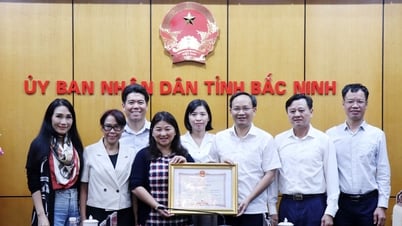 Der stellvertretende Vorsitzende des Volkskomitees der Provinz, Pham Van Thinh, arbeitete mit Vertretern der Dragonberry Produce Company an der Förderung des Litschi-Exports.