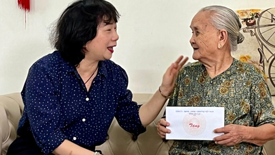 내무부 장관 Pham Thi To Hai가 공로가 있는 가족들에게 감사의 마음을 표하기 위해 방문하여 선물을 전달했습니다.
