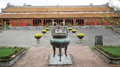 フエの一部の建造物では、安全確保のため訪問エリアが制限されています。