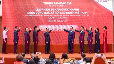 សម្ពោធ​មជ្ឈមណ្ឌល​ព័ត៌មាន និង​ចេញ​ត្រា​ពិសេស​ដើម្បី​អបអរសាទរ​ខួប​លើក​ទី​៨០ នៃ​ទិវា​ជាតិ​
