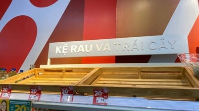 Mưa ngập sâu ở Hà Nội, nhiều siêu thị cháy hàng rau xanh