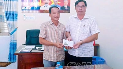Lãnh đạo xã Tân Ân trao 34,4 triệu đồng cho các hộ dân trong vụ cháy chợ xã Thanh Tùng