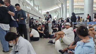 Passengers congested at Tan Son Nhat International Terminal due to immigration system error