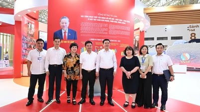 Bộ trưởng Nguyễn Hồng Diên kiểm tra công tác chuẩn bị tại các gian trưng bày của Bộ Công Thương