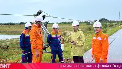 Der Sturm ist vorüber und die Elektrizitätswirtschaft von Ha Tinh arbeitet mit Hochdruck daran, das Problem schnell zu beheben.