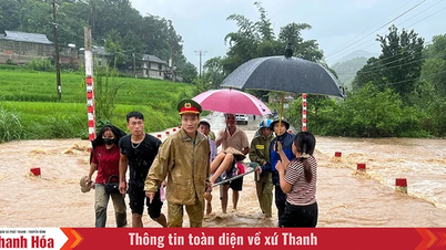 La police de la commune de Muong Chanh a bravé les inondations pour aider une femme en travail à se rendre à l'hôpital