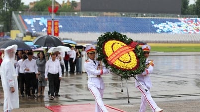 Künstler und Sportler aus dem Kultur- und Sportbereich besuchten das Ho-Chi-Minh-Mausoleum und die Reliquienstätte von Präsident Ho Chi Minh