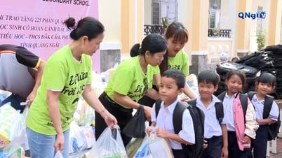 Trao tặng hơn 2.400 phần quà cho người dân, học sinh khó khăn