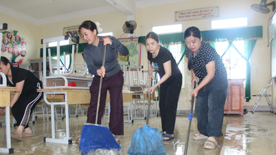 Los maestros de Ha Tinh dejaron de lado sus asuntos personales para limpiar la escuela para el nuevo año escolar después de la tormenta Kajiki.