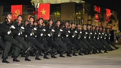 Đoàn diễu binh cảnh sát cơ động đồng ca "Tái sinh" đầy khí thế gây sốt