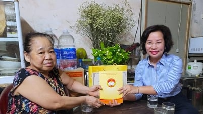 El camarada Bui Huyen Mai entrega obsequios a personas destacadas del barrio de Ba Dinh.