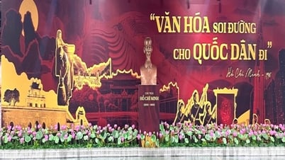 展覧会「独立・自由・幸福の80年の旅」の多彩な文化空間