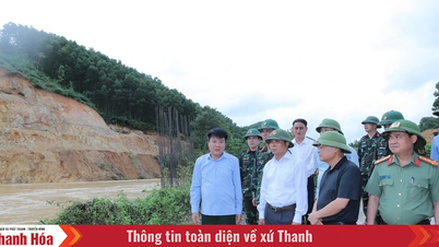เลขาธิการพรรคประจำจังหวัดเหงียน โดอัน อันห์ ลงพื้นที่ตรวจสอบพื้นที่บางแห่งที่เกิดน้ำท่วมจนทำให้ประชาชนในพื้นที่แยกตัวออกไป