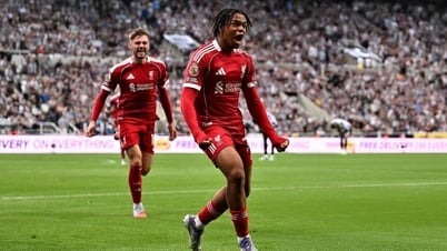 Liverpool hạ 10 người của Newcastle bằng bàn thắng ở phút bù giờ