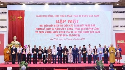 ពាណិជ្ជករ Do Quang Hien បានផ្តល់កិត្តិយសចំពោះការរួមចំណែករបស់គាត់ចំពោះសហគមន៍