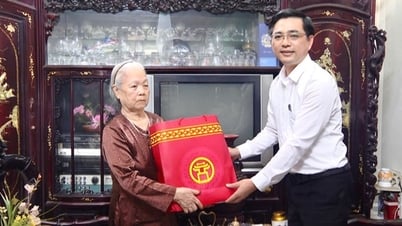 La commune de Thanh Tri rend visite et offre des cadeaux aux familles exceptionnelles