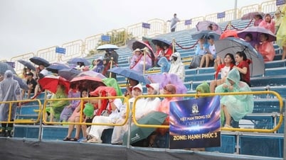 Audience determined to brave the rain, the organizers of the concert 'Vietnam in me' decided not to postpone it