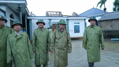 Phó Thủ tướng Trần Hồng Hà kiểm tra công tác giúp nhân dân khắc phục hậu quả bão số 5 tại Hà Tĩnh