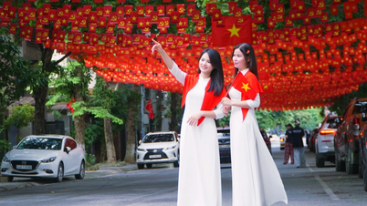 Lao Cai est brillant avec des drapeaux flottant pour célébrer la fête nationale le 2 septembre