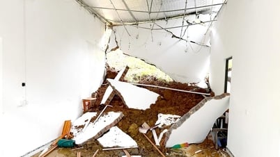 Un deslizamiento de tierra en la comuna de Tan Thanh derrumbó una casa recién construida.