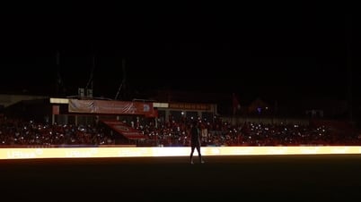 After the storm, Ha Tinh stadium lost power: The match against Thanh Hoa had to be stopped for 24 minutes.
