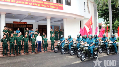 Remise de 270 motos aux commandements militaires au niveau des communes de la province de Gia Lai