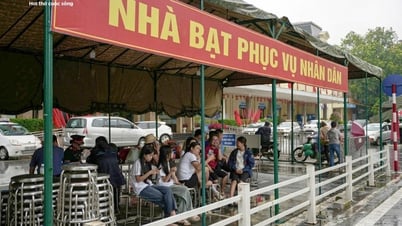 Field tents turn Hanoi sidewalks into special 'grandstands' to watch parades