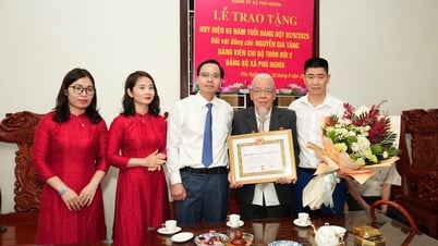 푸 응이아는 노령 당원 가족들에게 당 배지를 수여했습니다.