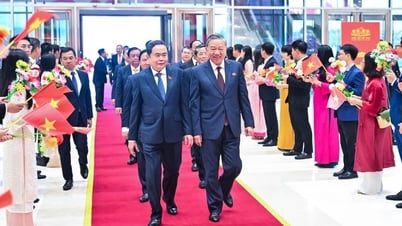 General Secretary To Lam visits the photo exhibition 'Vietnam National Assembly - 80 years of inheritance and development'