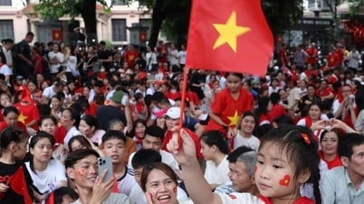 Hanoi fördert die Geselligkeit, indem es den Zuschauern der Parade kostenloses Essen und Getränke zur Verfügung stellt.