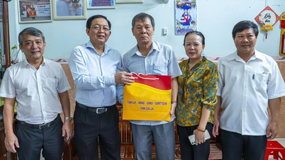 เลขาธิการพรรคประจำจังหวัดโฮก๊วกดุงกล่าวสดุดีครอบครัวผู้กำหนดนโยบายและบุคคลดีเด่นในเขตกวีเญิน