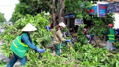 Lực lượng chức năng làm việc liên tục, thu gom lượng rác khổng lồ sau bão số 5