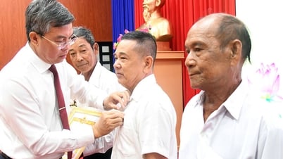 Ha Tien Ward awarded Party badges to 25 party members