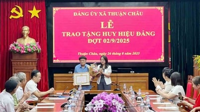 Đồng chí Đinh Thị Bích Thảo, Trưởng Ban Tuyên giáo và Dân vận Tỉnh ủy trao tặng Huy hiệu Đảng tại Đảng bộ xã Thuận Châu
