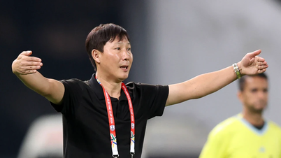 キム・サンシク氏が、海外在住のベトナム人選手をベトナムU23代表に招集する決定について説明している。