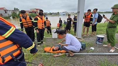 Lực lượng Công an kịp thời cứu vớt một người dân bị lũ cuốn