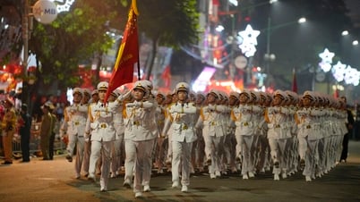 Des dizaines de milliers de personnes ont assisté à la répétition au niveau de l'État du défilé du 80e Jour national à Ba Dinh.