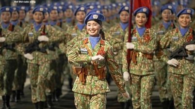 軍隊がハノイの街を行進し、人々は両手を広げて彼らを歓迎した。