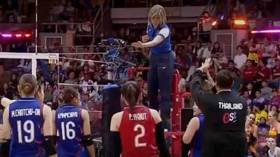 El equipo tailandés de voleibol es ridiculizado por los árbitros que se lanzan al agua