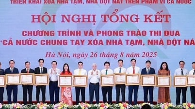 首相は、仮設住宅や老朽化した住宅を積極的に撤去したBIDVを称賛した。