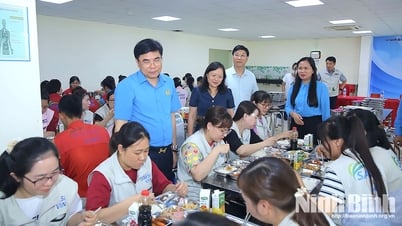 Organizing a union meal at Samse Vina Company Limited