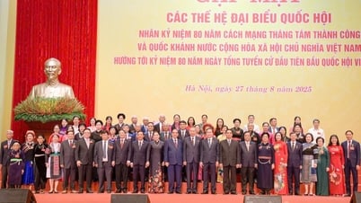 トゥエンクアン省の国会議員代表団は、歴代の国会議員とともにト・ラム書記長との会談に出席した。