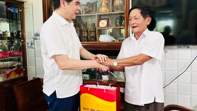 Le vice-président du Comité populaire provincial de Lam Hai Giang a rendu visite et offert des cadeaux à la famille d'un contributeur révolutionnaire typique du quartier de Quy Nhon Tay.
